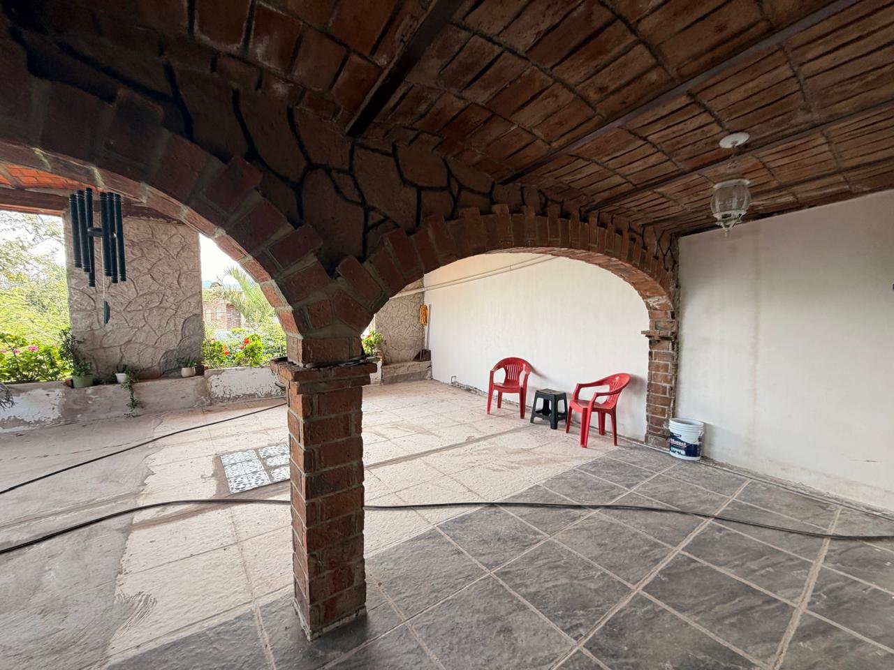 Casa con terraza - Dos niveles y amplio jardin